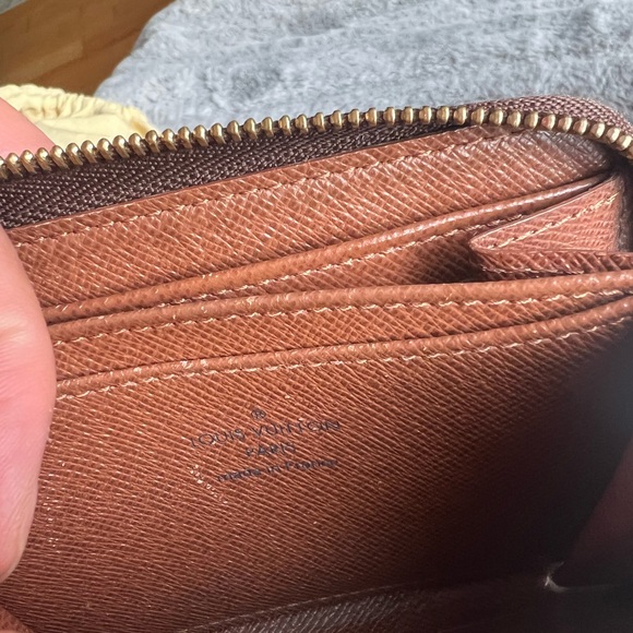 Louis Vuitton Zippy Coin Purse - Picture 8 of 11